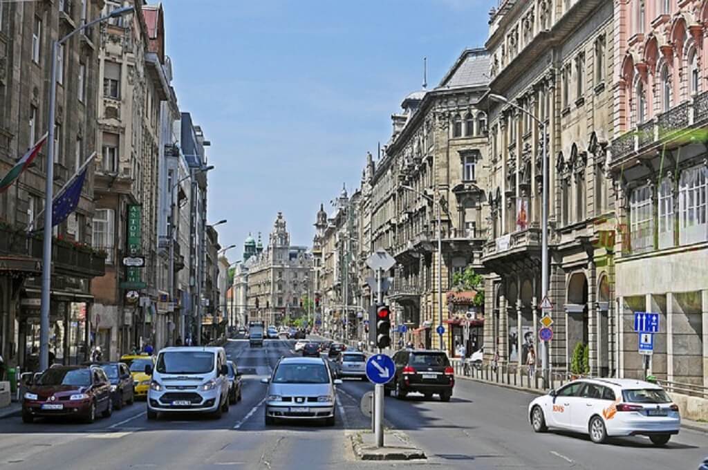 A türelmetlen, agresszív vezetőtársak bosszantják a magyar autósokat leginkább az utakon! És téged?